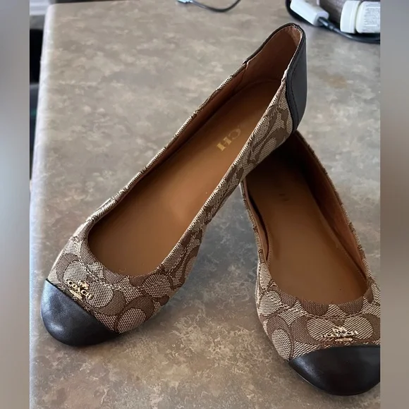 COACH Chelsea Ballet Flat Classic
Signature Logo Tan Fabric Brown
Leather - Picture 1 of 4